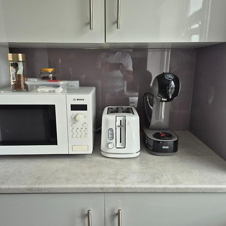 Lovely & Beautiful 2 Bed-Apartment In Borehamwood Exteriör bild