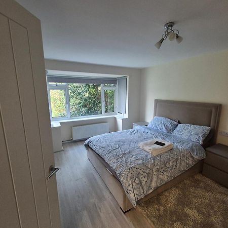Lovely & Beautiful 2 Bed-Apartment In Borehamwood Exteriör bild