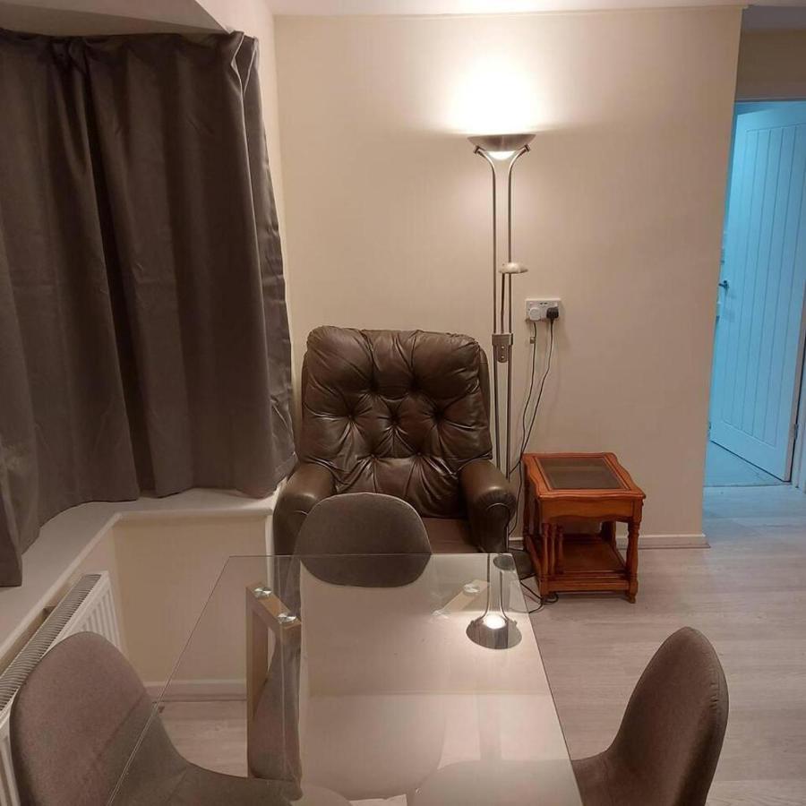 Lovely & Beautiful 2 Bed-Apartment In Borehamwood Exteriör bild