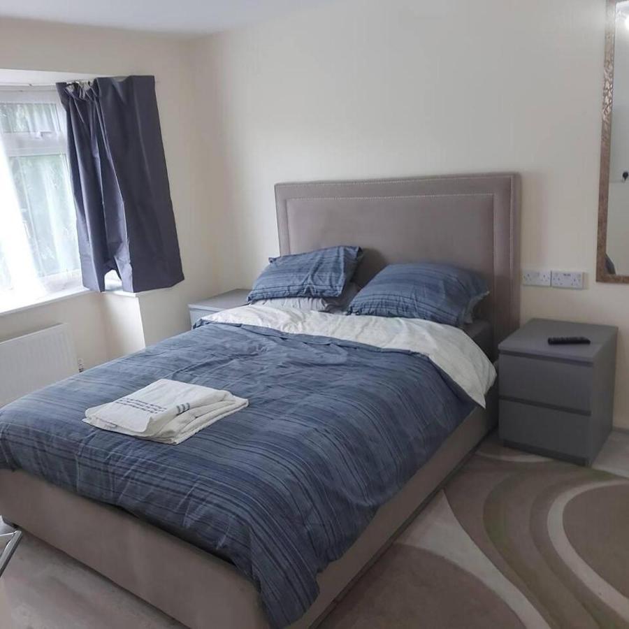 Lovely & Beautiful 2 Bed-Apartment In Borehamwood Exteriör bild