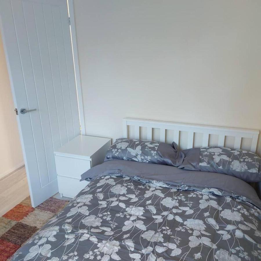 Lovely & Beautiful 2 Bed-Apartment In Borehamwood Exteriör bild