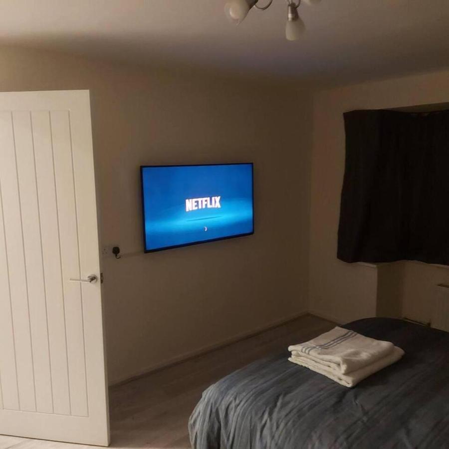 Lovely & Beautiful 2 Bed-Apartment In Borehamwood Exteriör bild